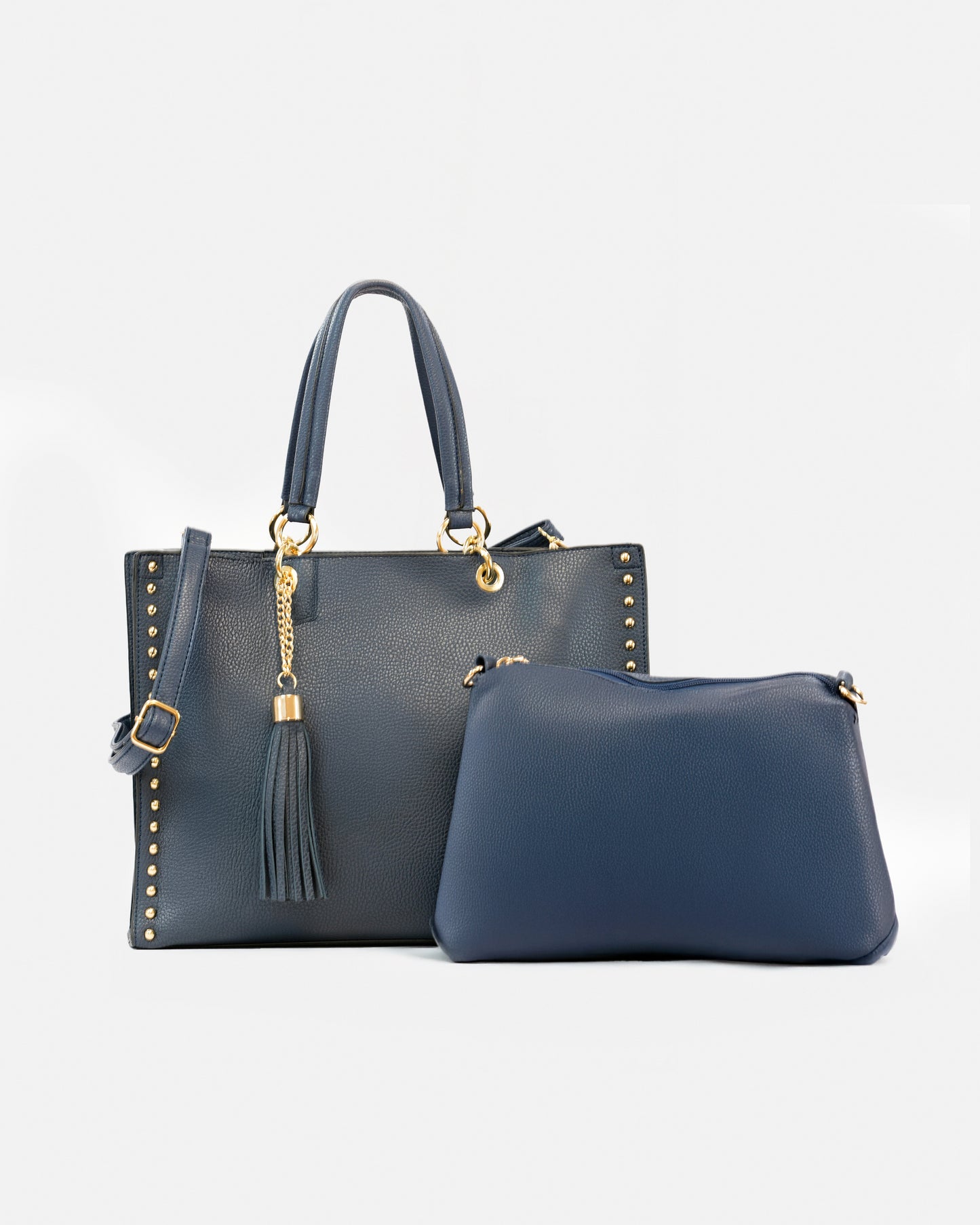 Bolso Shopper con Accesorio y Detalles de Tachuelas y Colgante de Flecos