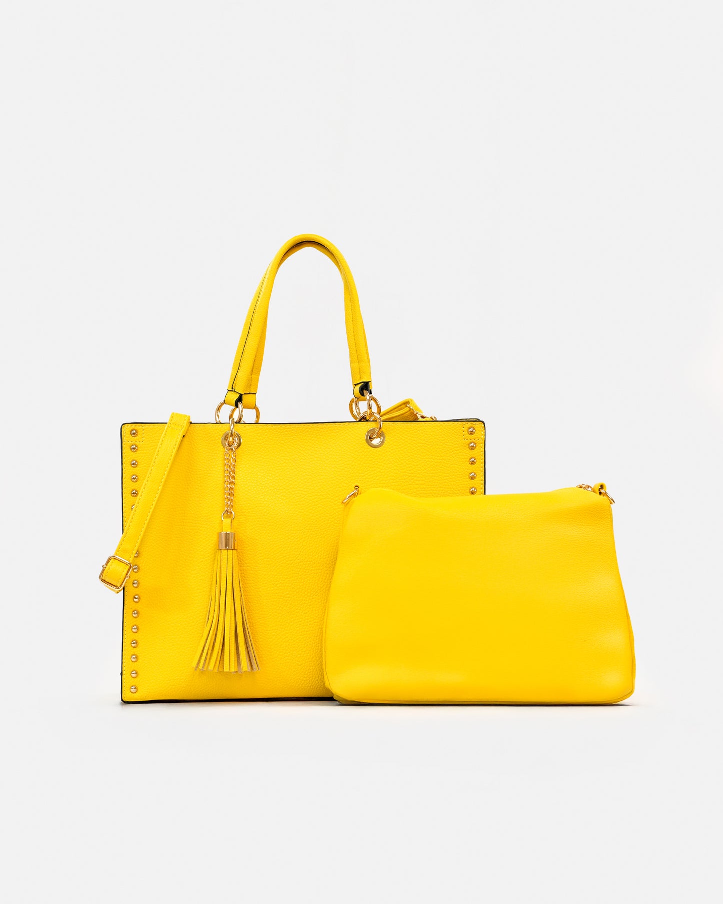 Bolso Shopper con Accesorio y Detalles de Tachuelas y Colgante de Flecos