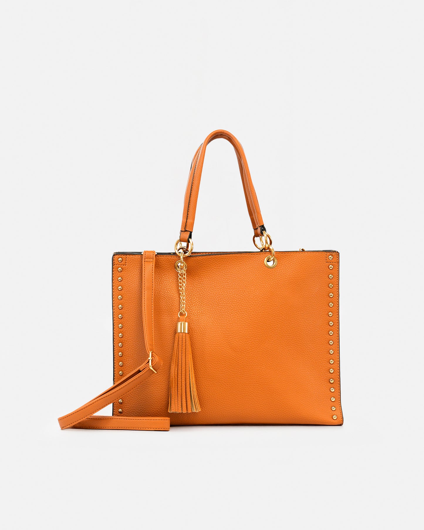 Bolso Shopper con Accesorio y Detalles de Tachuelas y Colgante de Flecos