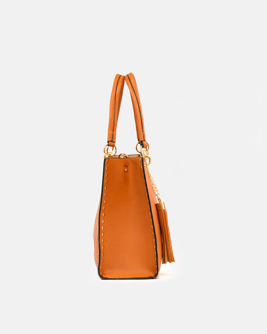 Bolso Shopper con Accesorio y Detalles de Tachuelas y Colgante de Flecos