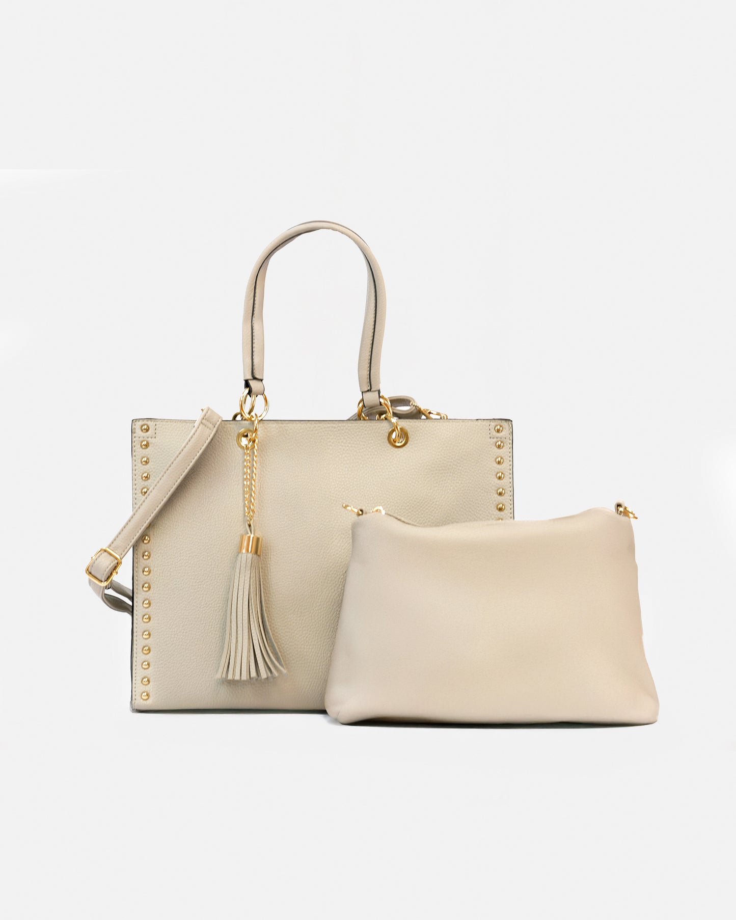 Bolso Shopper con Accesorio y Detalles de Tachuelas y Colgante de Flecos