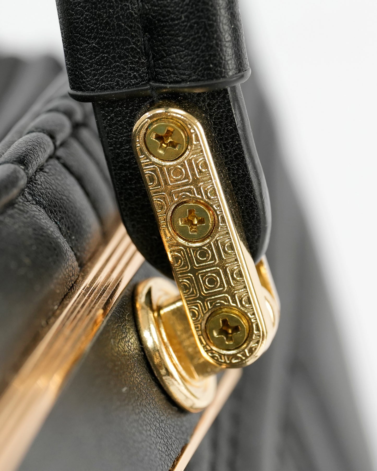 Bolso de Mano Texturizado con Detalles Metálicos y Asa Larga Extraíble