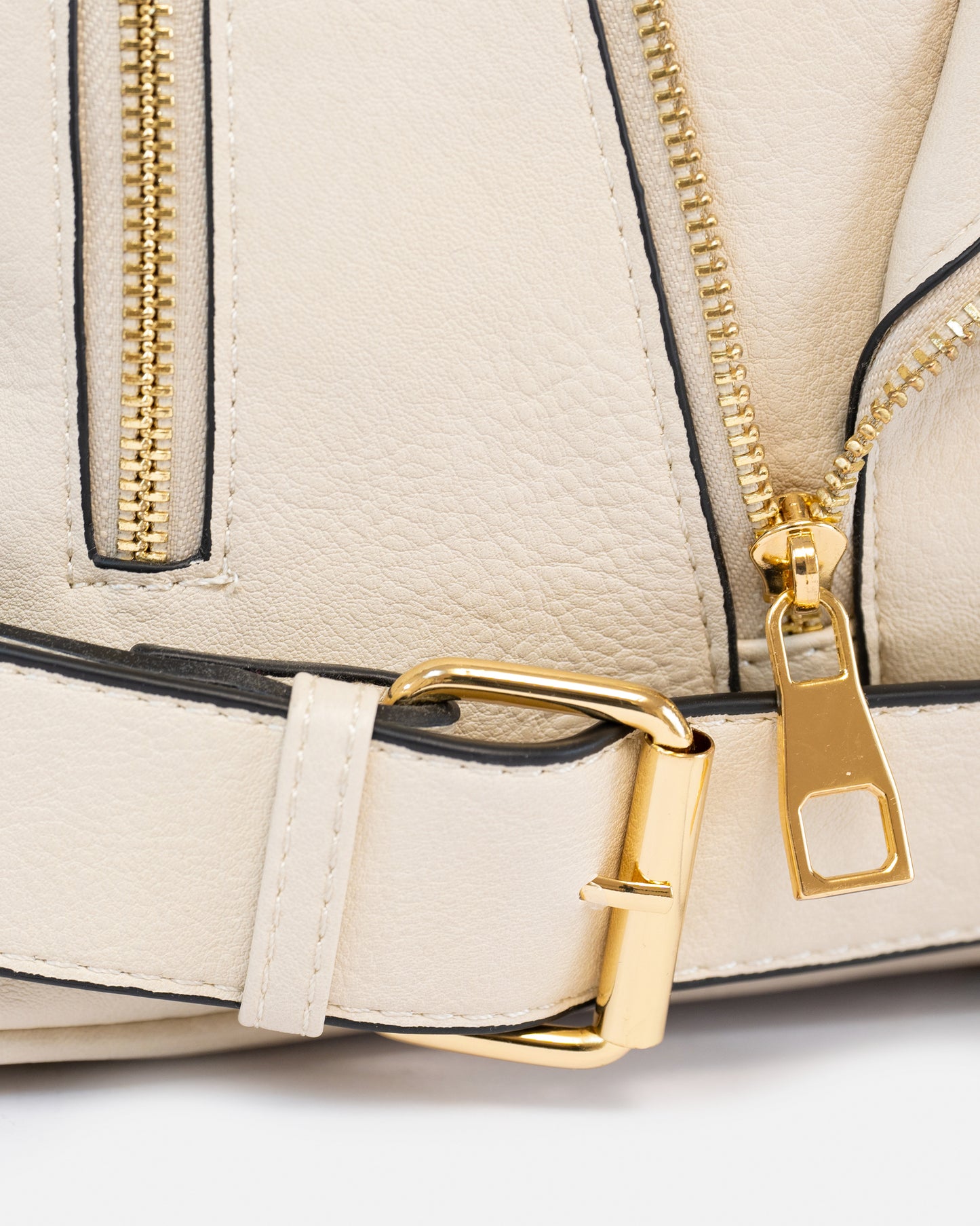 Mochila de Mujer con Estilo Motero y Flecos – Diseño Único y Atemporal