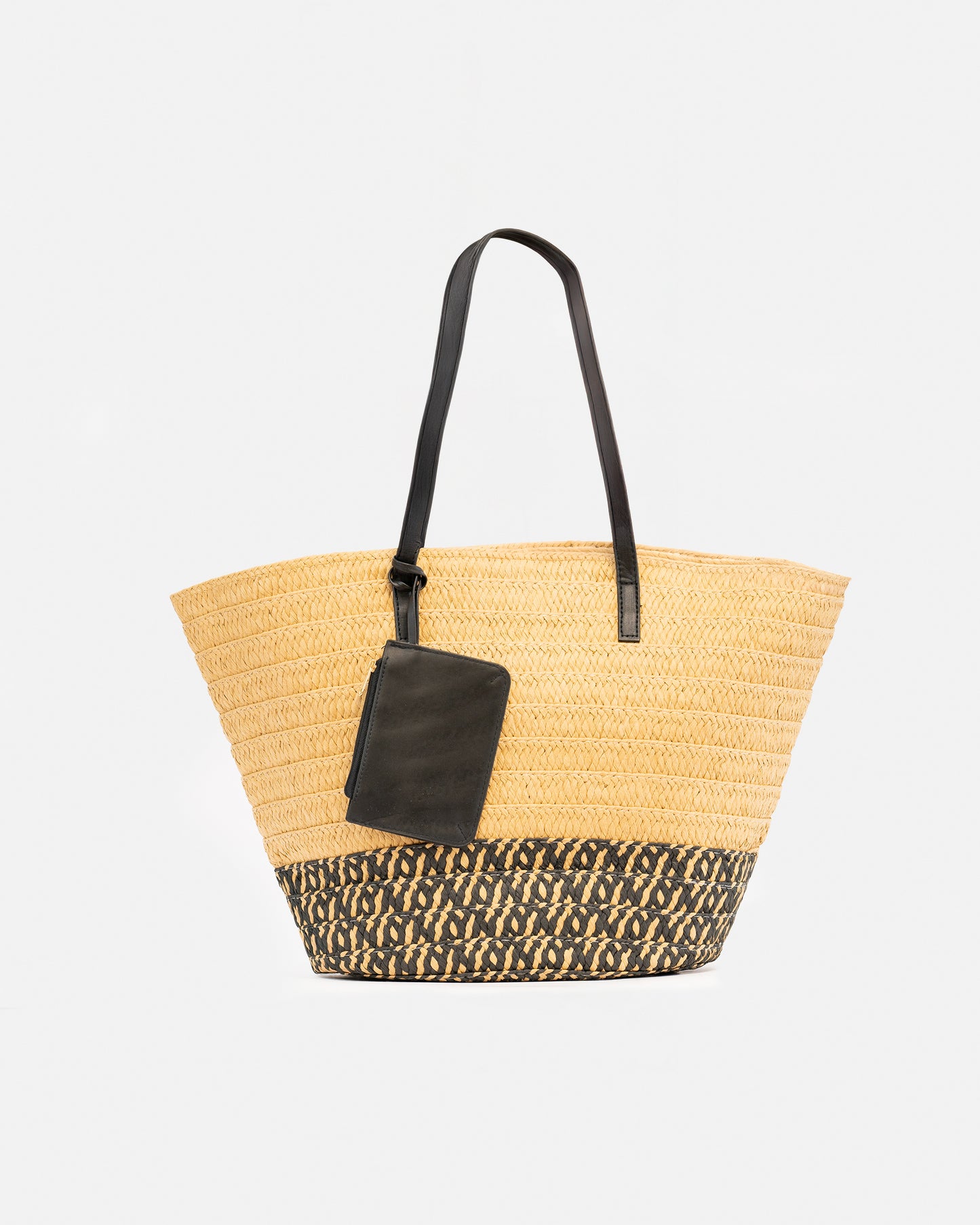 Bolsos tipo rafia con detalle de tipo cuero más accesorio