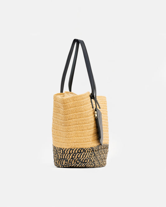 Bolsos tipo rafia con detalle de tipo cuero más accesorio