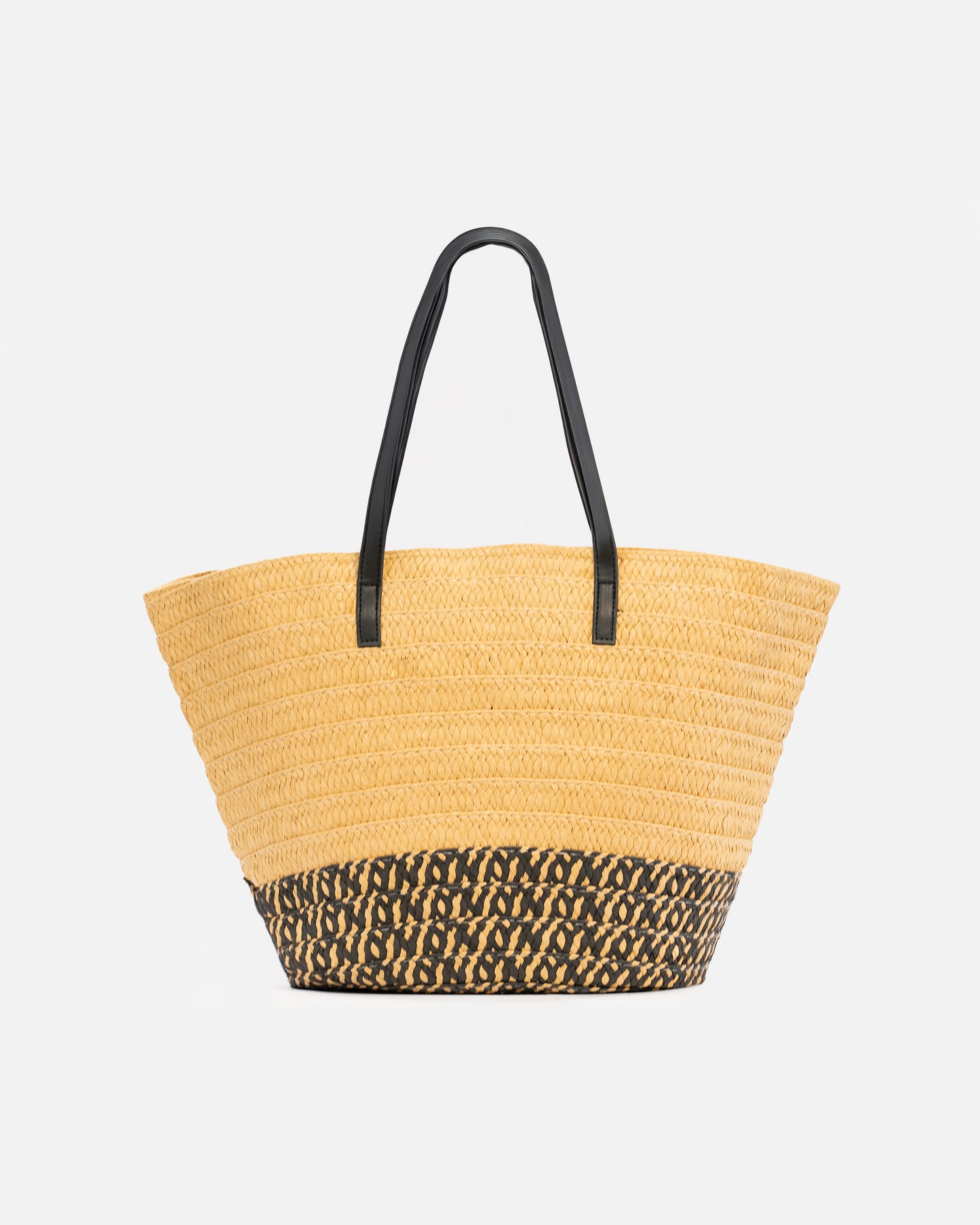 Bolsos tipo rafia con detalle de tipo cuero más accesorio