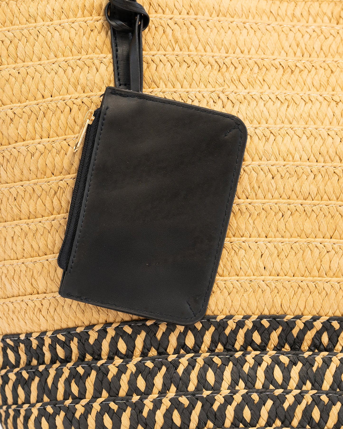 Bolsos tipo rafia con detalle de tipo cuero más accesorio