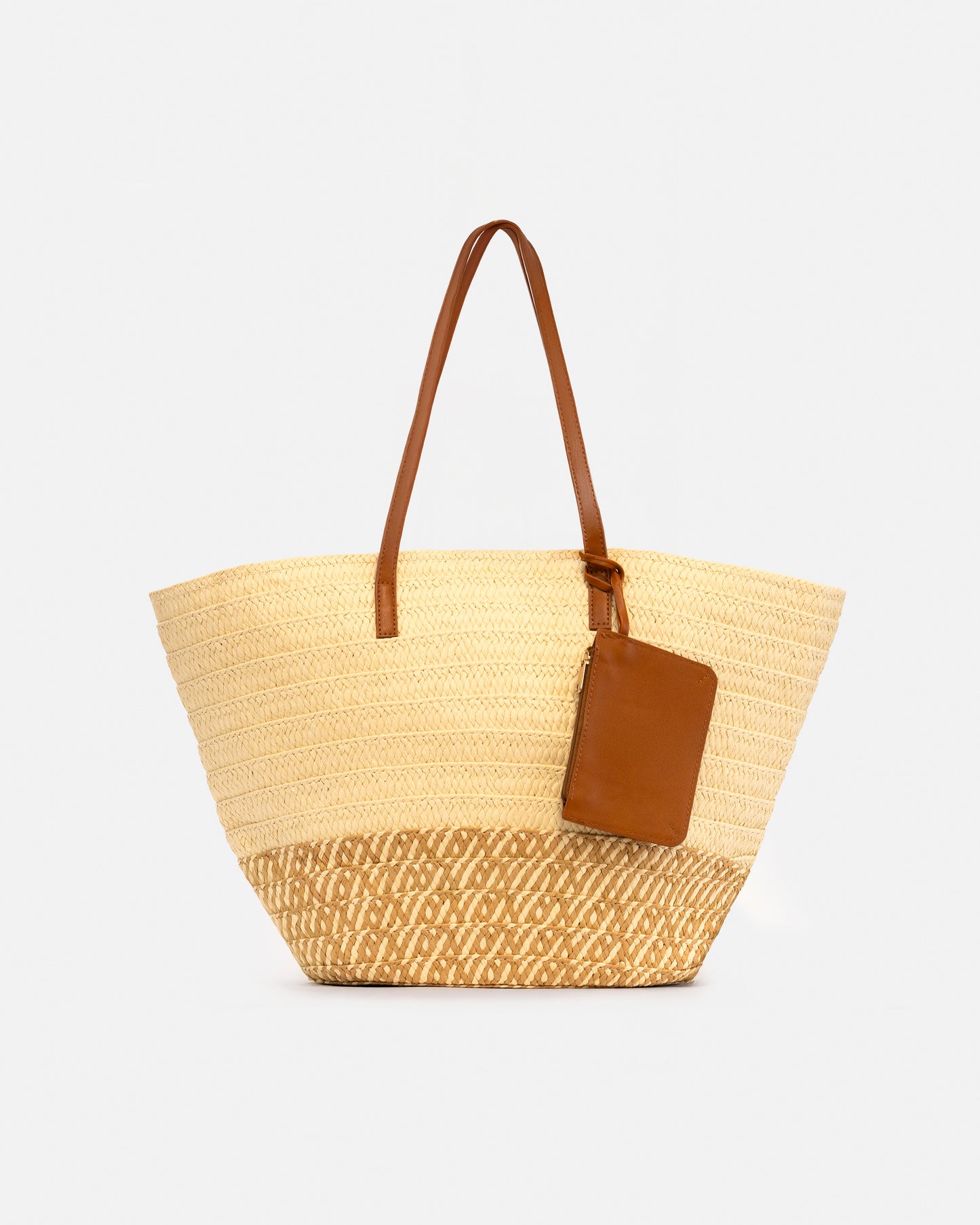 Bolsos tipo rafia con detalle de tipo cuero más accesorio
