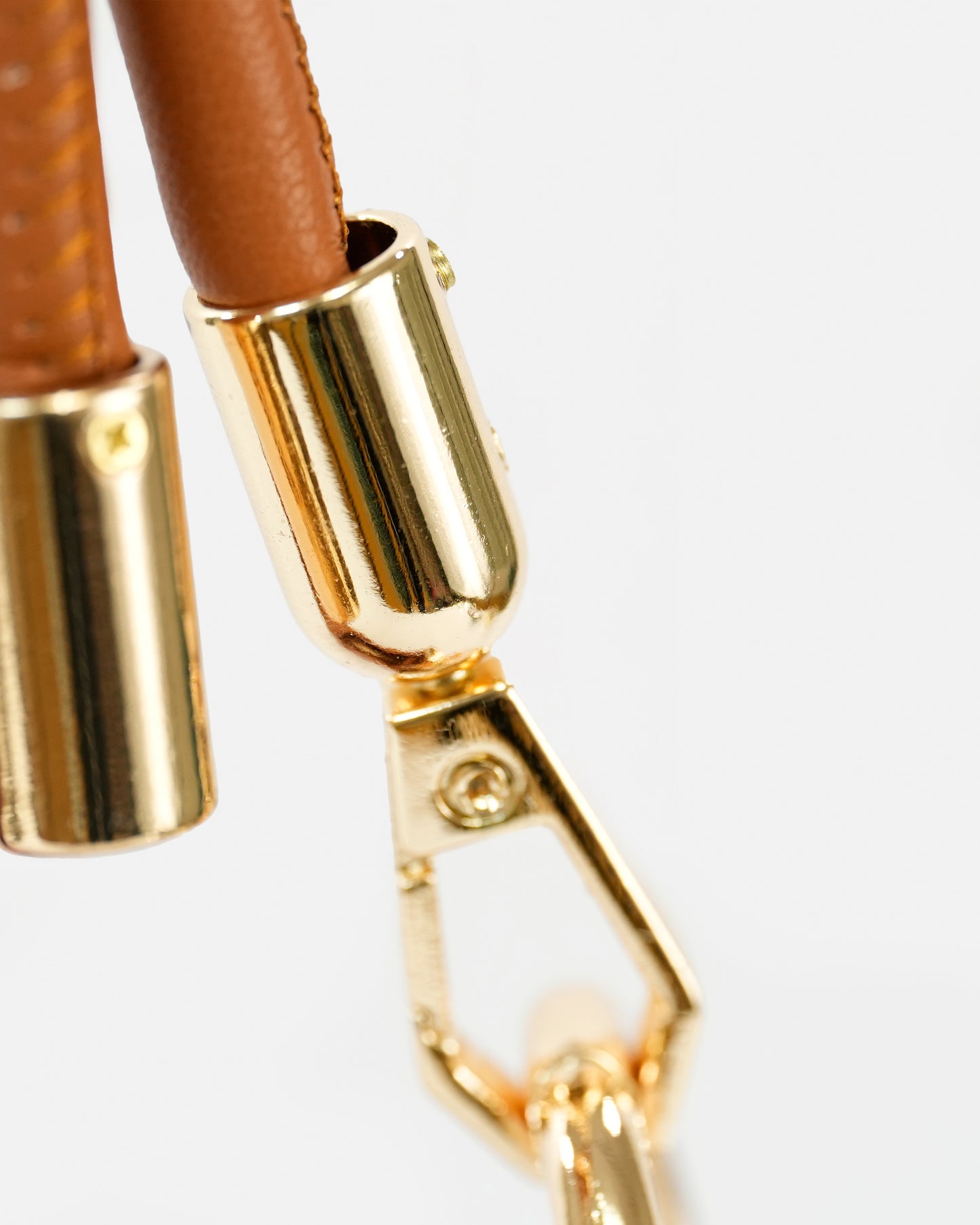 Elegant Shoulder Bag with Knotted Handle and Magnetic Closure