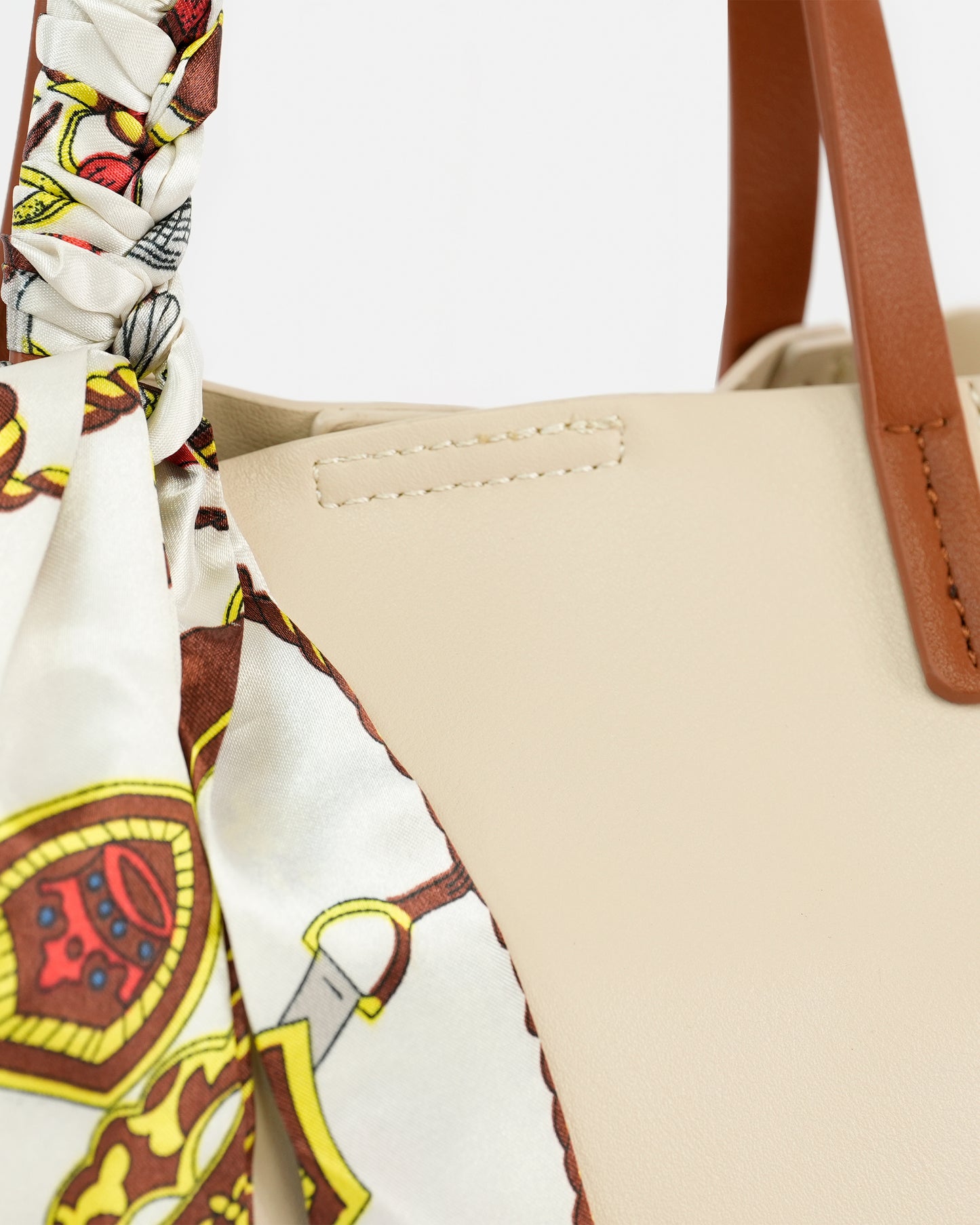 Bolso Tote con pañuelo decorativo y correa ajustable