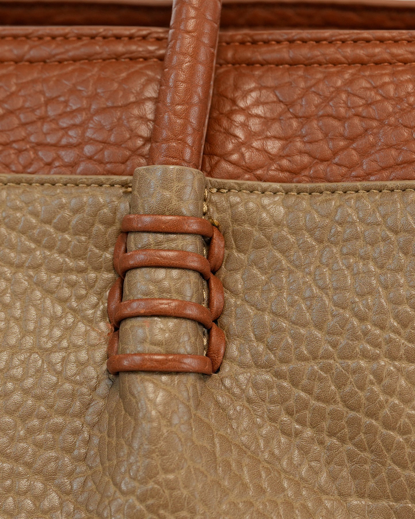 Bolso de Mano Texturizado y asa adicional para hombro