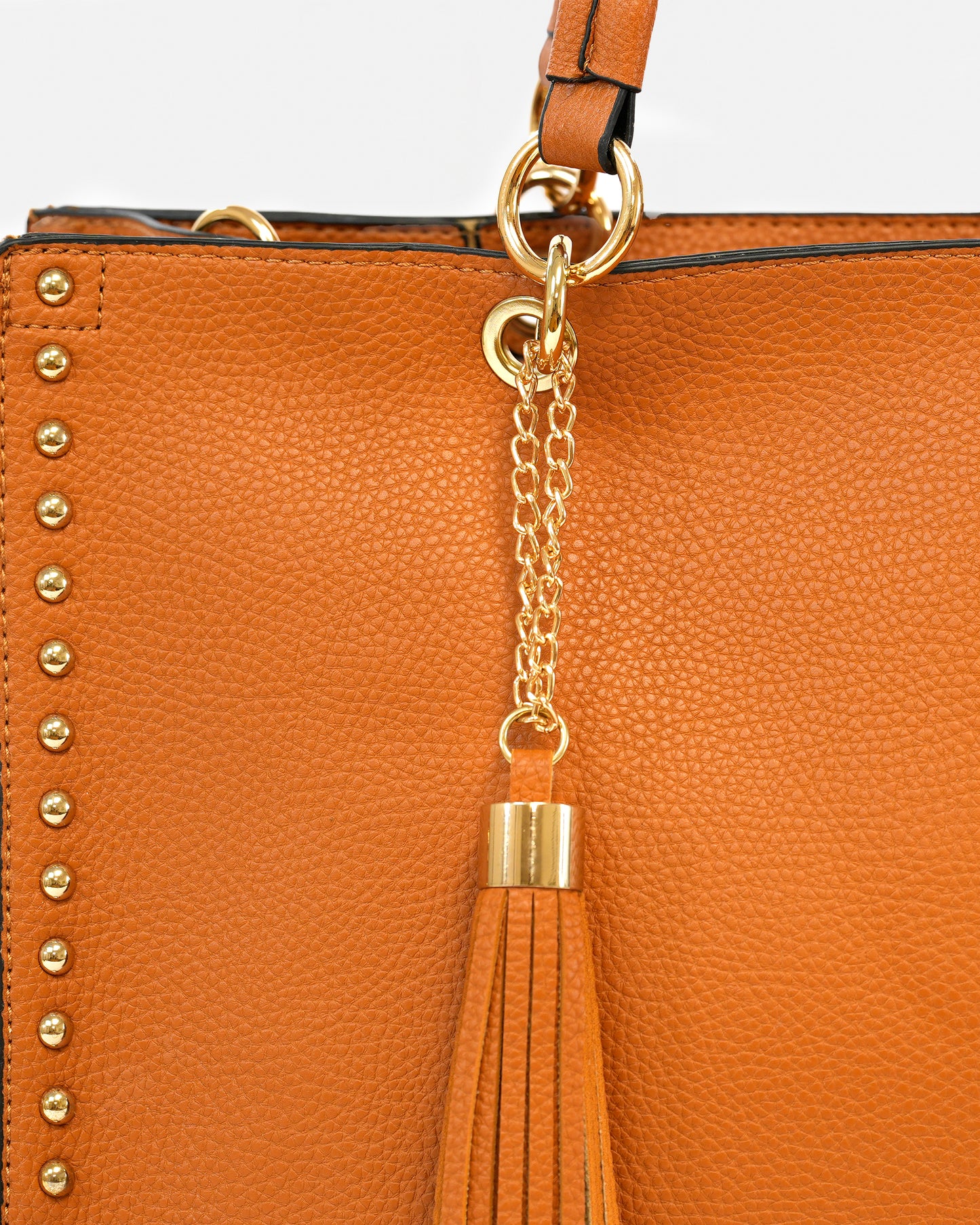 Bolso Shopper con Accesorio y Detalles de Tachuelas y Colgante de Flecos