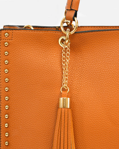 Bolso Shopper con Accesorio y Detalles de Tachuelas y Colgante de Flecos