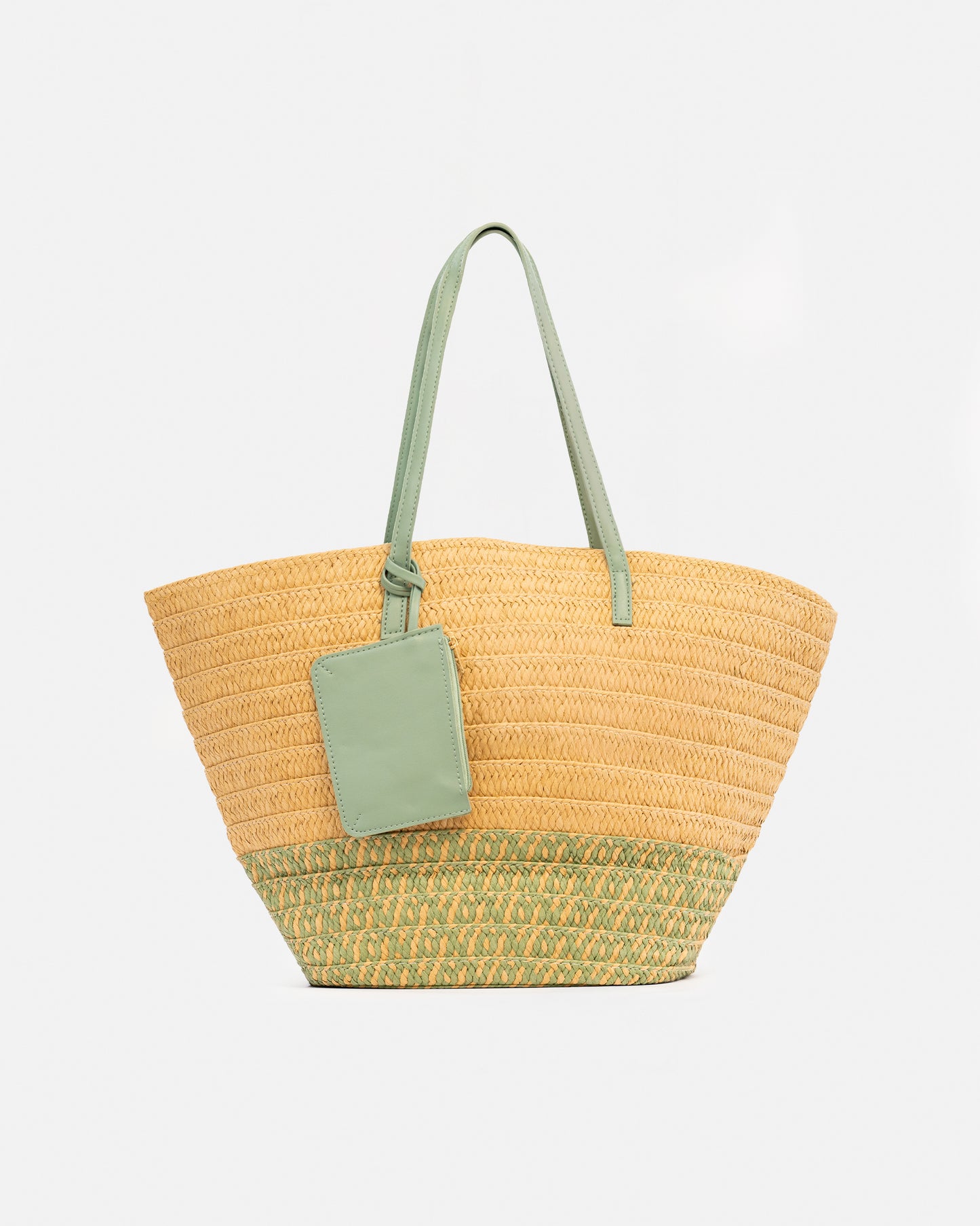 Bolsos tipo rafia con detalle de tipo cuero más accesorio