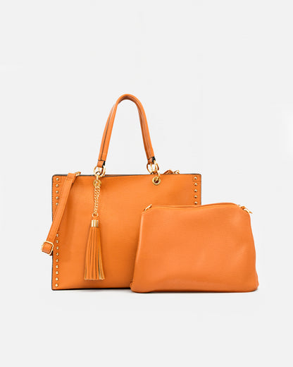 Bolso Shopper con Accesorio y Detalles de Tachuelas y Colgante de Flecos
